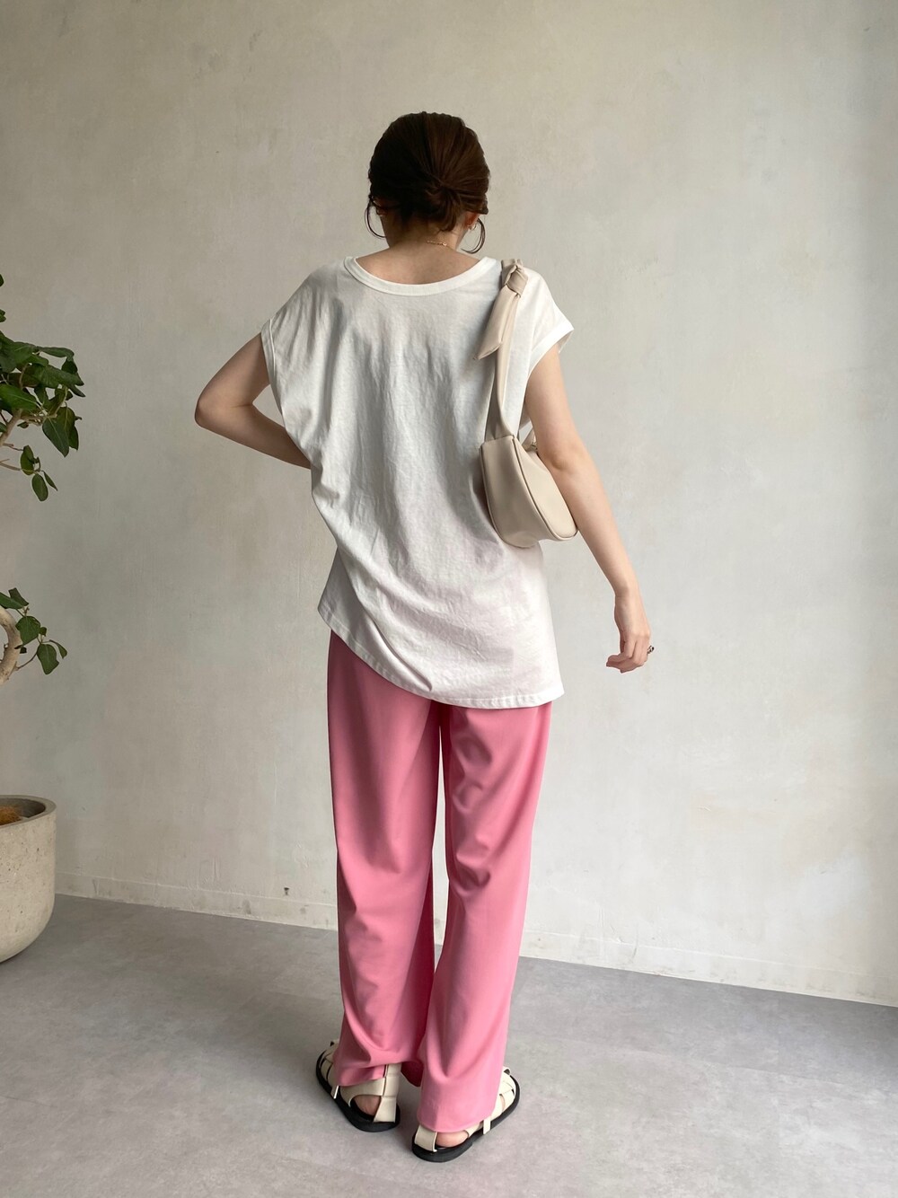 ホワイト系のTシャツ/カットソー、ピンク系のその他パンツ、ホワイト系のサンダルを着用したレディースの春コーディネートの3枚目の写真