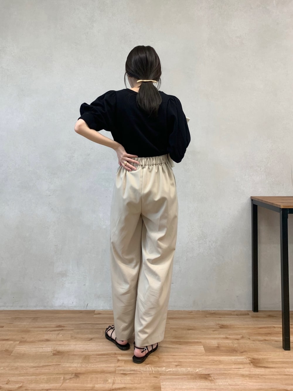 「シンプルコーデ、休日スタイル、春夏コーデ、春コーデ、大人カジュアル、オトナ女子、パフスリーブ、キレイめカジュアル、アシメ、春ニット」｜「CAPRICIEUX LE'MAGEの5分袖パフニット（ニット/セーター、ブラック系）」を使った、mana_lemageさん（レディース・161cm）の春コーディネートの2枚目の写真