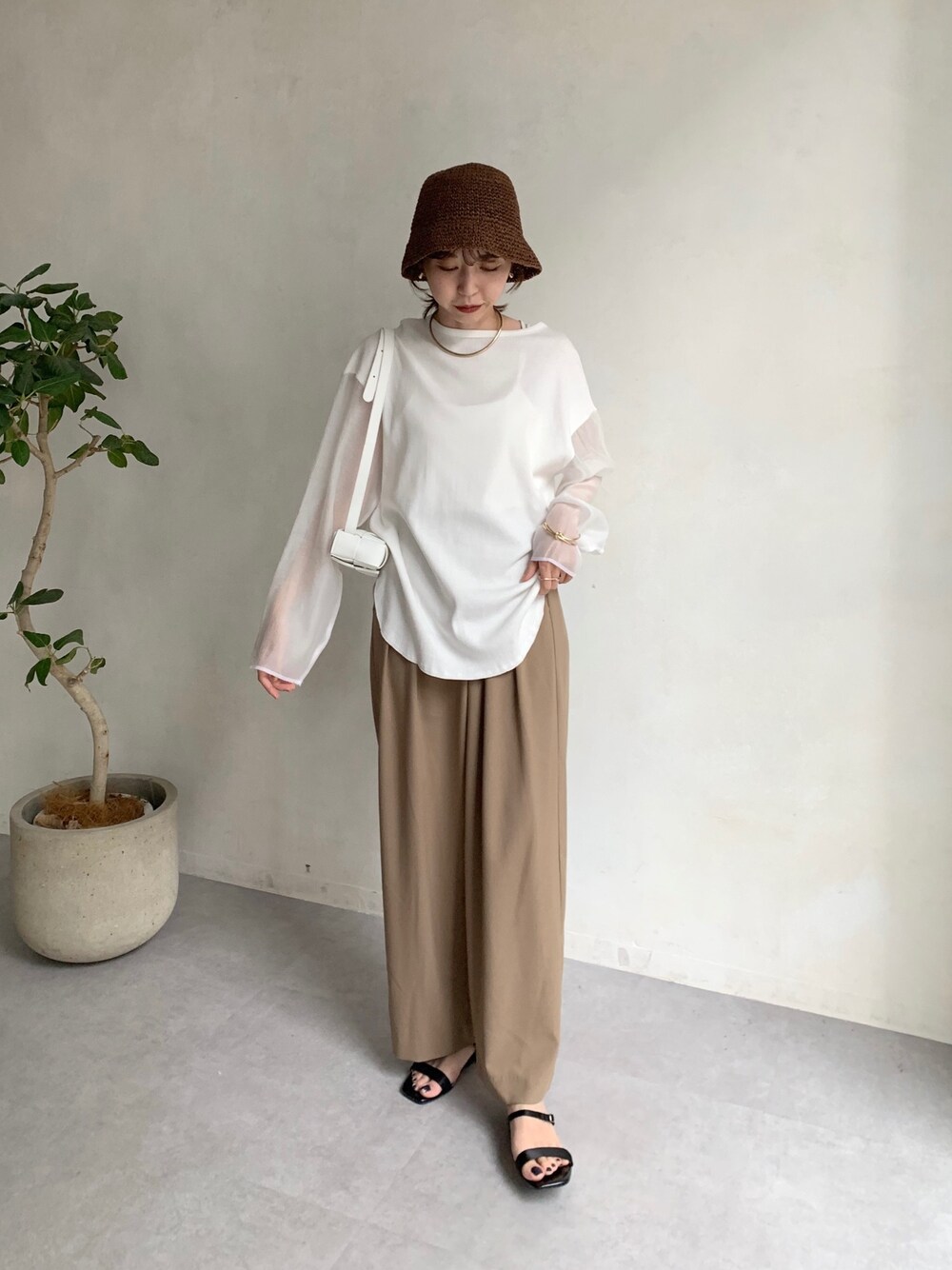 「シアートップス、シースルー、オーバーサイズ、ロンT、ゆるコーデ、ラフコーデ、韓国ファッション、白Tシャツ、バケットハット、リラックススタイル、オトナカジュアル、オトナ女子、淡色コーデ」｜「CAPRICIEUX LE'MAGEのメッシュミニバッグ（ボディバッグ/ウエストポーチ、ホワイト系）」を使った、mana_lemageさん（レディース・161cm）の春コーディネートの1枚目の写真