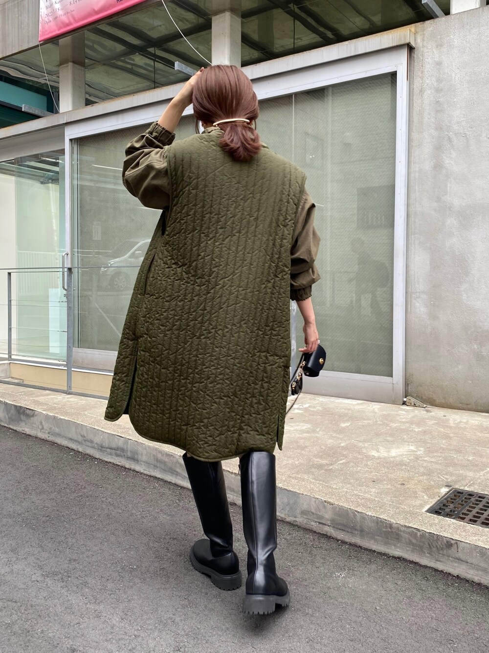 「秋冬コーデ、ビッグシルエット、ロングブーツ、キルティングジャケット、冬コーデ、モード、カーキ、ハーフパンツ、レイヤードスタイル、大人カジュアル、休日スタイル」|「CAPRICIEUX LE'MAGEのデザインスリーブニット(ニット/セーター、ブラック系)」を使った、mana_lemageさん(レディース・161cm)の秋コーディネートの2枚目の写真