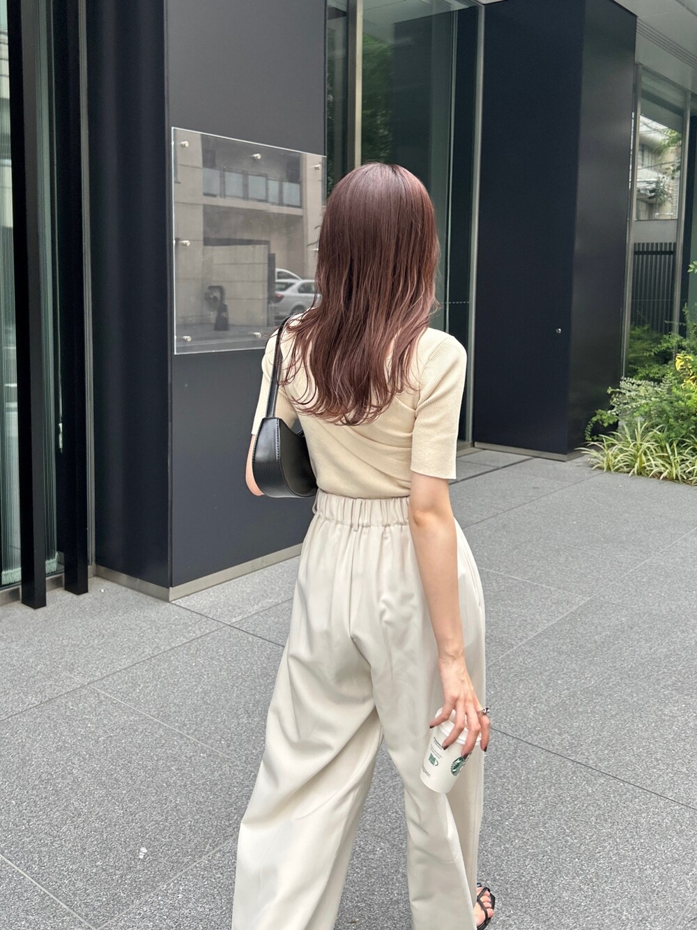 「お出かけコーデ、きれいめカジュアル、夏コーデ、休日スタイル、淡色コーデ、ワントーンコーデ、アシメ、ワイドパンツ、オトナ女子、大人カジュアル」｜「CAPRICIEUX LE'MAGEのアシメVネックニット（Tシャツ/カットソー、ベージュ系）」を使った、mana_lemageさん（レディース・161cm）の夏コーディネートの2枚目の写真