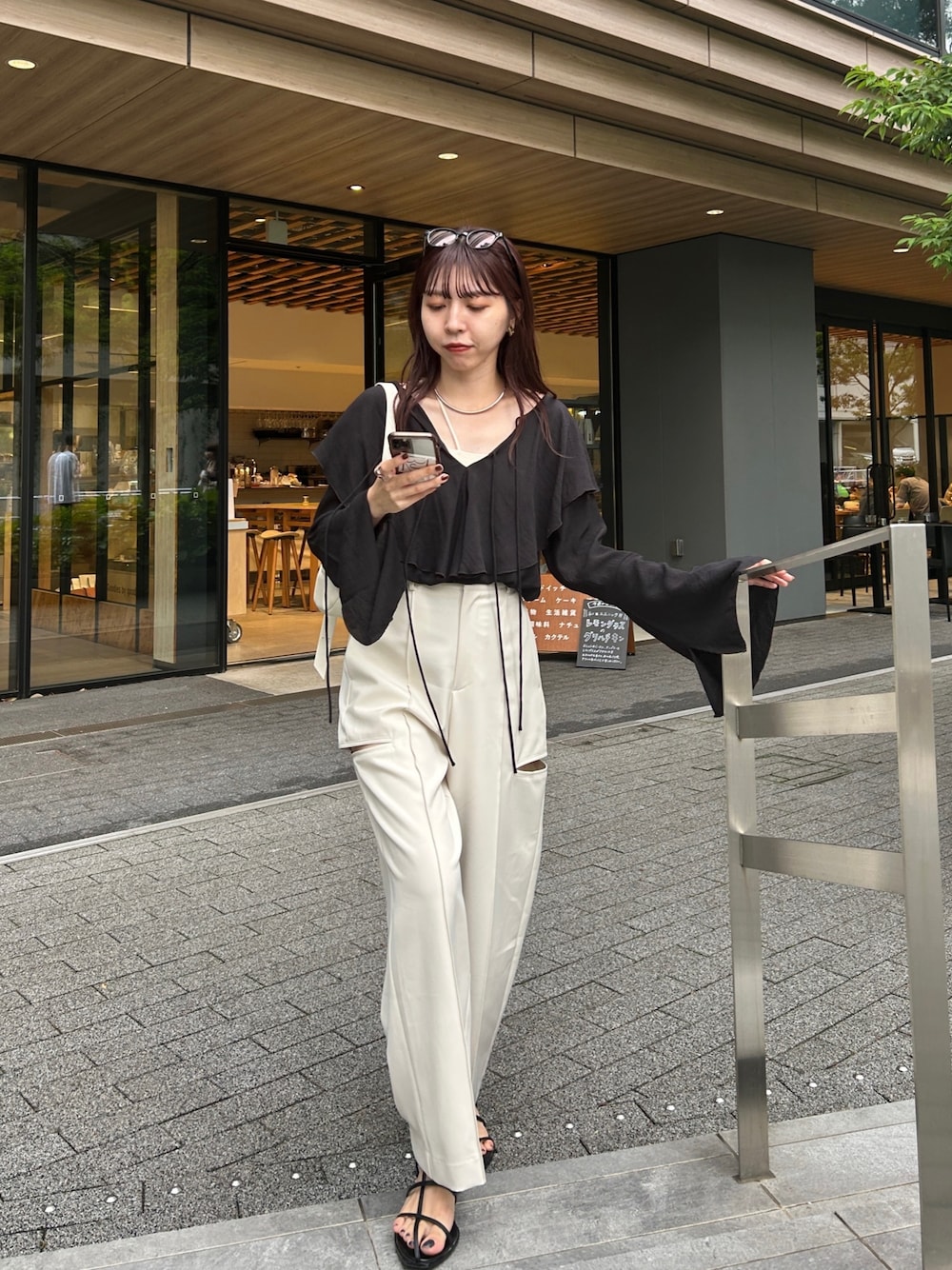 「モノトーン、このスタイルがお気に入り、レイヤードスタイル、お出かけコーデ、夏コーデ、休日スタイル、フリルトップス、スリットパンツ、オトナ女子、大人カジュアル、サングラス」｜「CAPRICIEUX LE'MAGEの【WEB限定】サイドスリットパンツ（その他パンツ、ホワイト系）」を使った、mana_lemageさん（レディース・161cm）の夏コーディネートの2枚目の写真