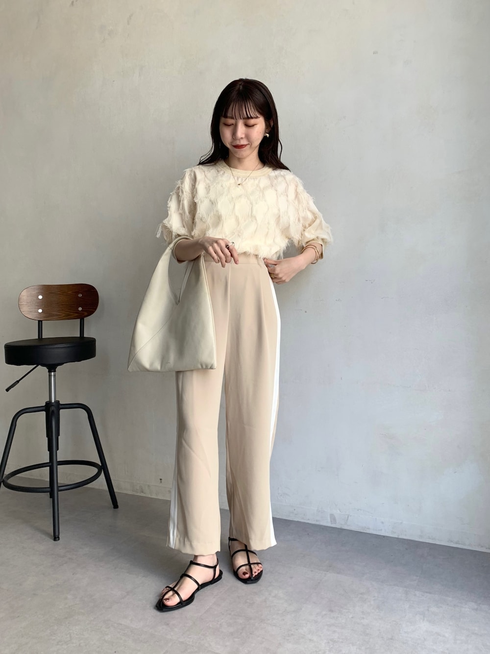 ホワイト系のシャツ/ブラウス、ベージュ系のその他パンツ、ホワイト系のトートバッグを着用したレディースの春コーディネートの1枚目の写真