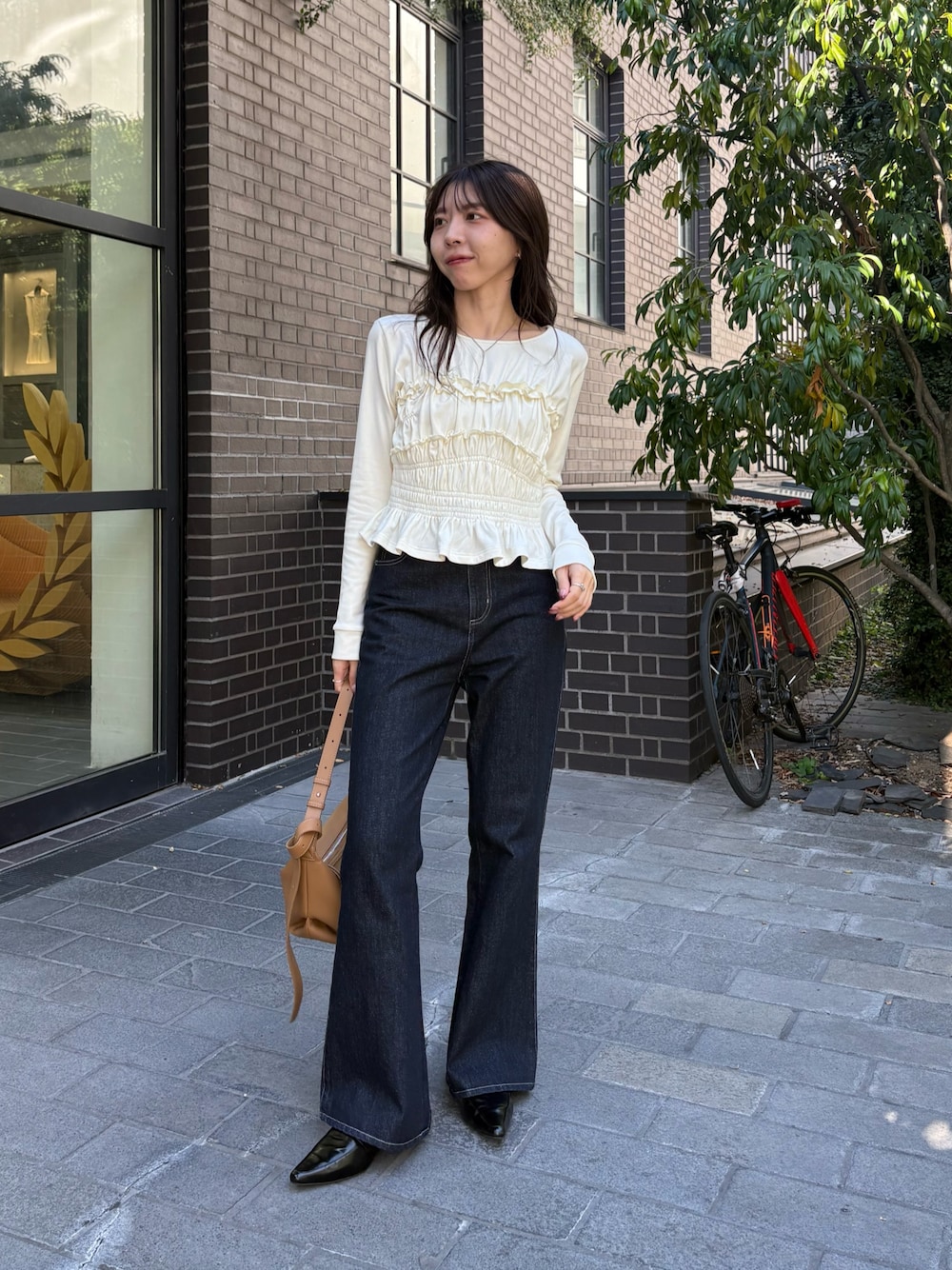 ホワイト系のTシャツ/カットソー、イエロー系のショルダーバッグ、ブルー系のデニムパンツを着用したレディースの秋コーディネートの1枚目の写真