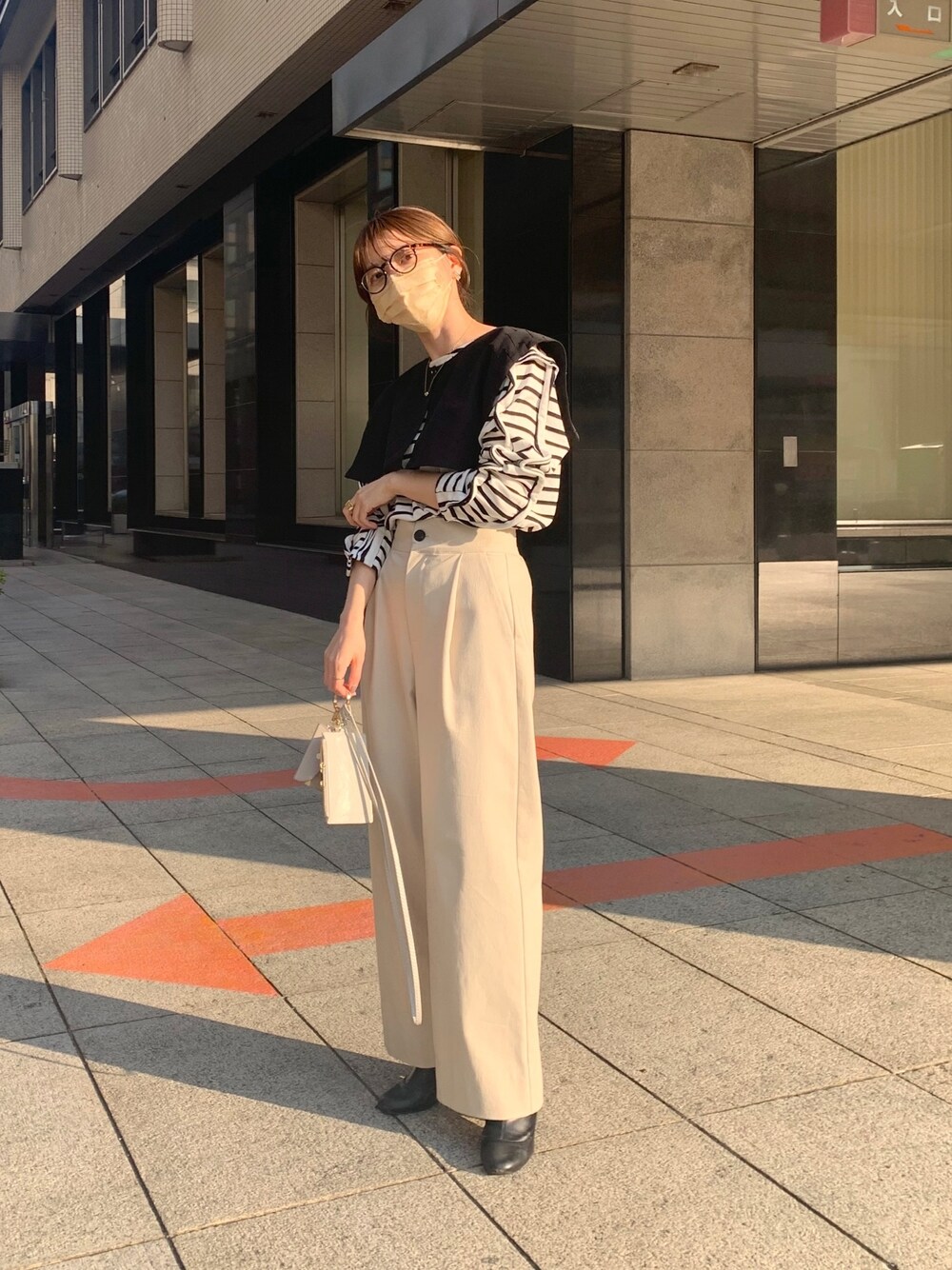 ブラック系のシャツ/ブラウス、ブラック系のTシャツ/カットソー、ベージュ系のショルダーバッグを着用したレディースの冬コーディネートの2枚目の写真