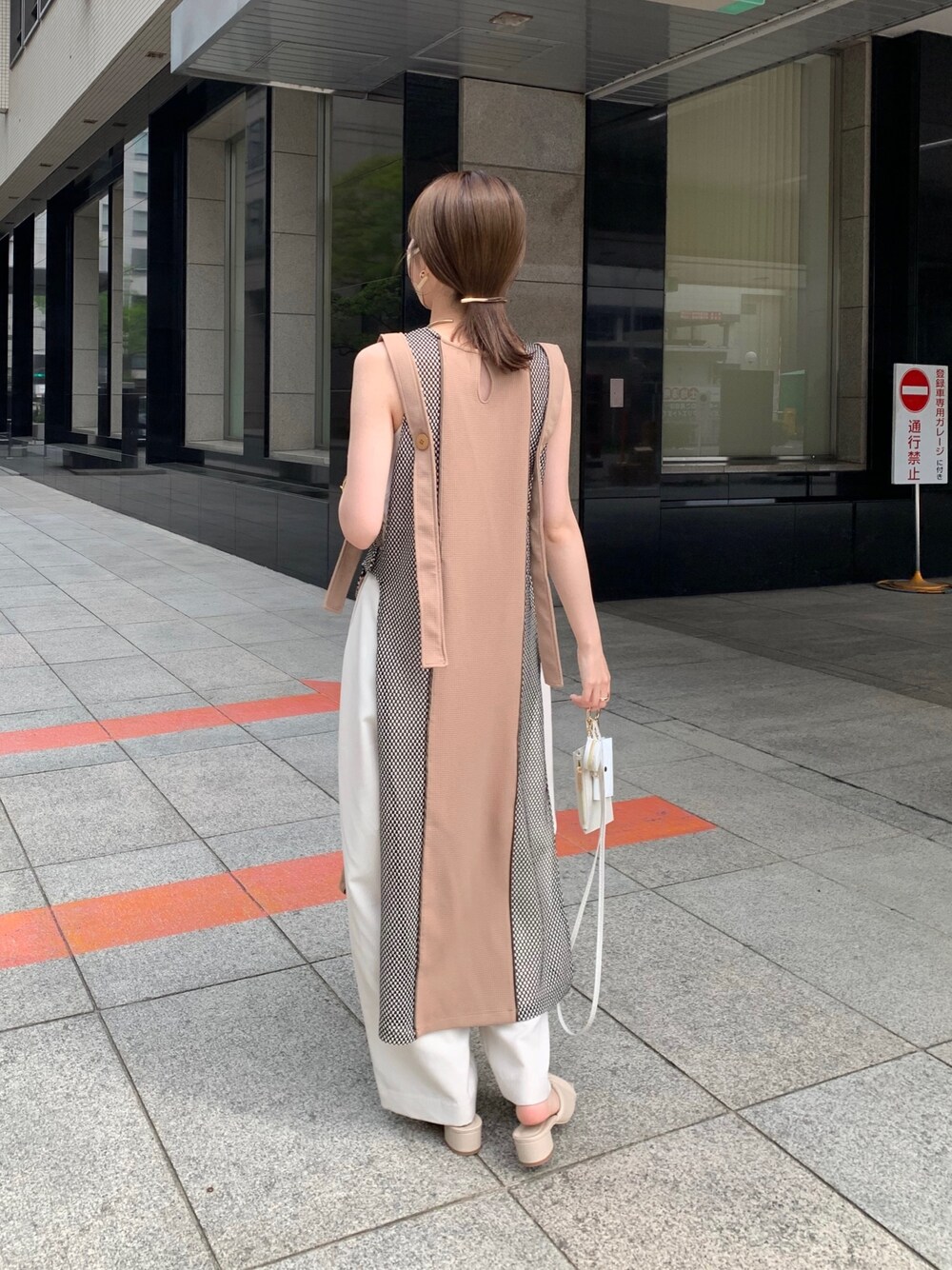 ベージュ系のワンピース、ホワイト系のその他パンツ、ホワイト系のサンダルを着用したレディースの春コーディネートの3枚目の写真