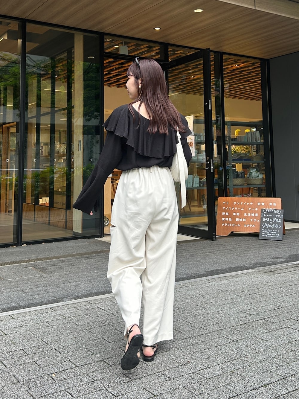 「モノトーン、このスタイルがお気に入り、レイヤードスタイル、お出かけコーデ、夏コーデ、休日スタイル、フリルトップス、スリットパンツ、オトナ女子、大人カジュアル、サングラス」｜「CAPRICIEUX LE'MAGEの【WEB限定】サイドスリットパンツ（その他パンツ、ホワイト系）」を使った、mana_lemageさん（レディース・161cm）の夏コーディネートの3枚目の写真