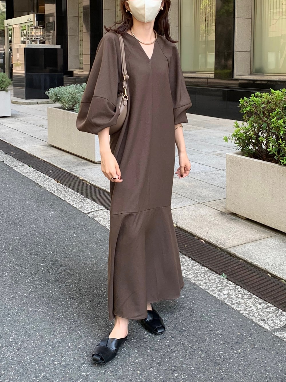 「ワンピース、パフスリーブ、ボリューム袖、大人カジュアル、秋服準備はじめました、ブラウン、休日スタイル、ラクチンコーデ、シンプルコーデ、マーメイドワンピース、ロングワンピース」｜「CAPRICIEUX LE'MAGEのパフマーメイドワンピース（ワンピース、ブラウン系）」を使った、mana_lemageさん（レディース・161cm）の夏コーディネートの2枚目の写真