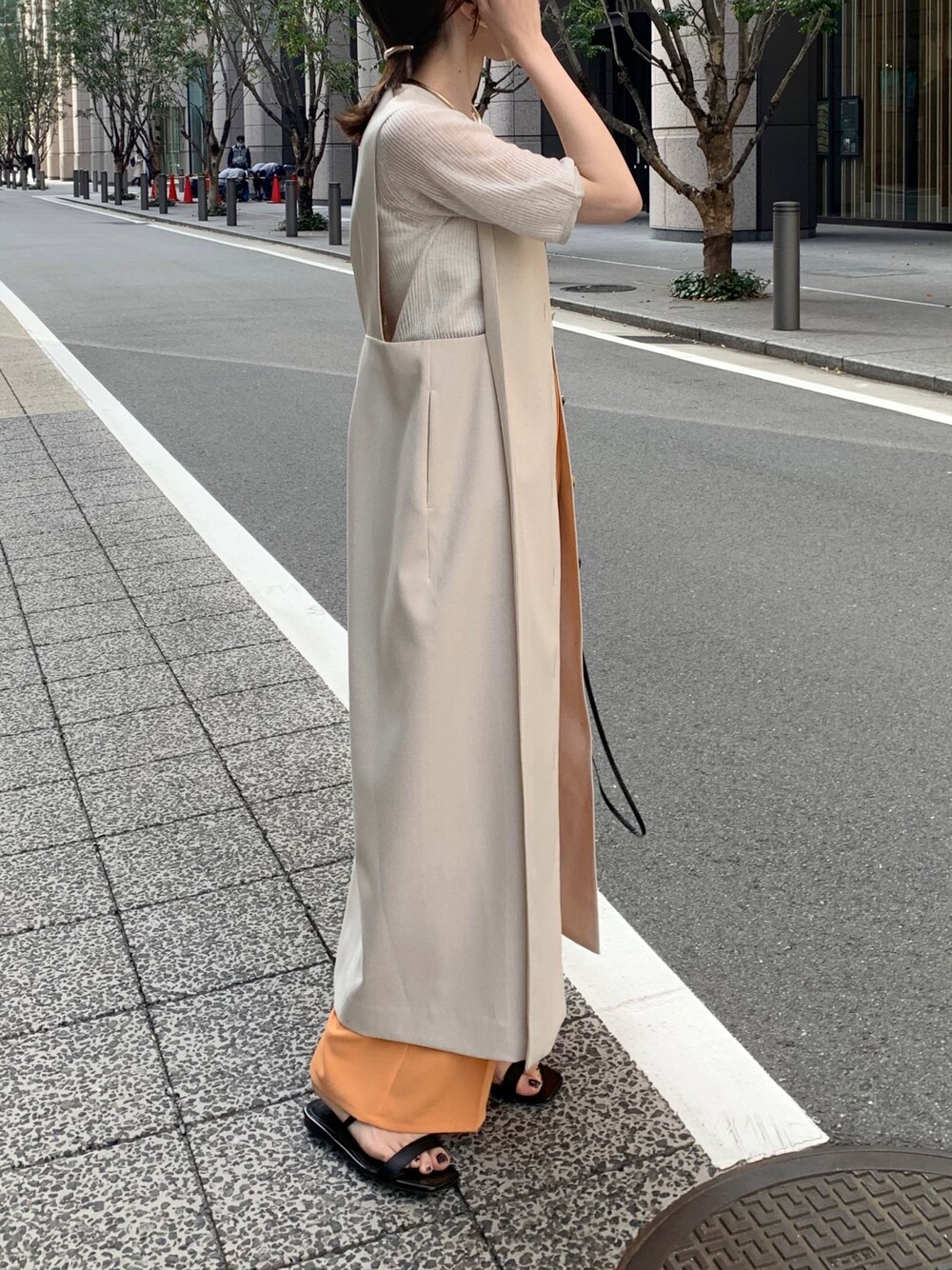 ホワイト系のニット/セーター、ホワイト系のワンピース、ブラック系のショルダーバッグを着用したレディースの春コーディネートの4枚目の写真