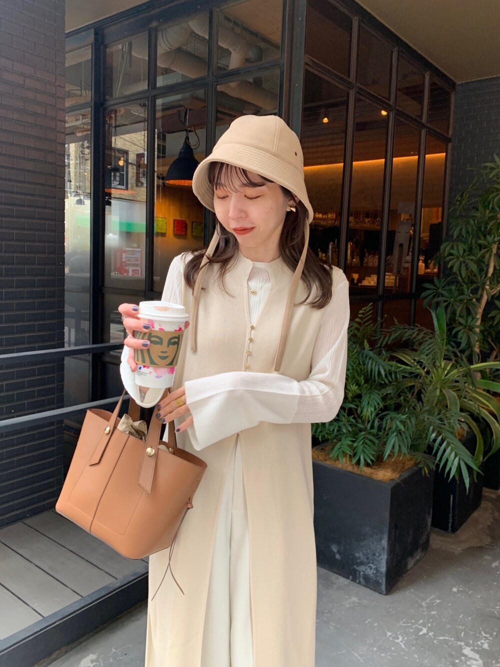 「春服みてみて、スクエアバッグ、休日スタイル、春コーデ、ワンピース、ジレ、フレアスリーブ、レイヤードスタイル、ワントーンコーデ、淡色コーデ、ロングワンピース、オトナ女子、大人カジュアル」｜「CAPRICIEUX LE'MAGEのフレアスリーブシアープルオーバー（ニット/セーター、ホワイト系）」を使った、mana_lemageさん（レディース・161cm）の春コーディネートの3枚目の写真