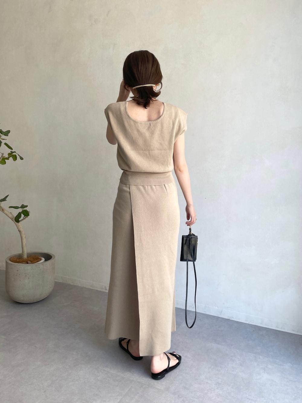 「ベージュ、ニットベスト、ニットスカート、ワントーンコーデ、淡色コーデ、休日スタイル、レイヤードスタイル、セットアップ、オトナ女子、ラップスカート、夏コーデ」｜「CAPRICIEUX LE'MAGEの〈セットアイテム〉バンブーカシュクールインナーSET（ニット/セーター、ベージュ系）」を使った、mana_lemageさん（レディース・161cm）の春コーディネートの3枚目の写真