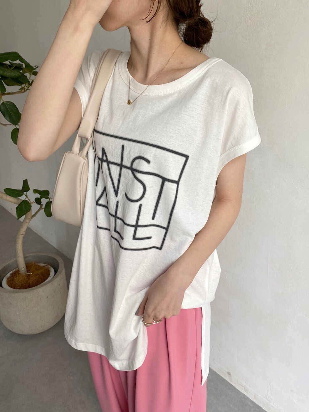 ホワイト系のTシャツ/カットソー、ピンク系のその他パンツ、ホワイト系のサンダルを着用したレディースの春コーディネートの4枚目の写真