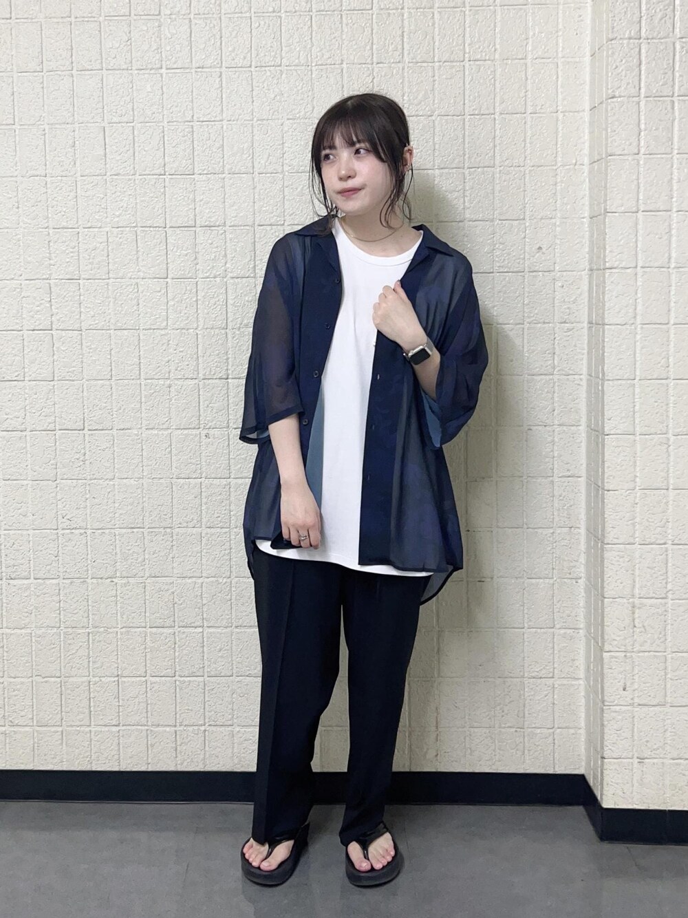 ホワイト系のタンクトップ、ブラック系のその他パンツ、ブルー系のシャツ/ブラウスを着用したレディースの夏コーディネートの1枚目の写真