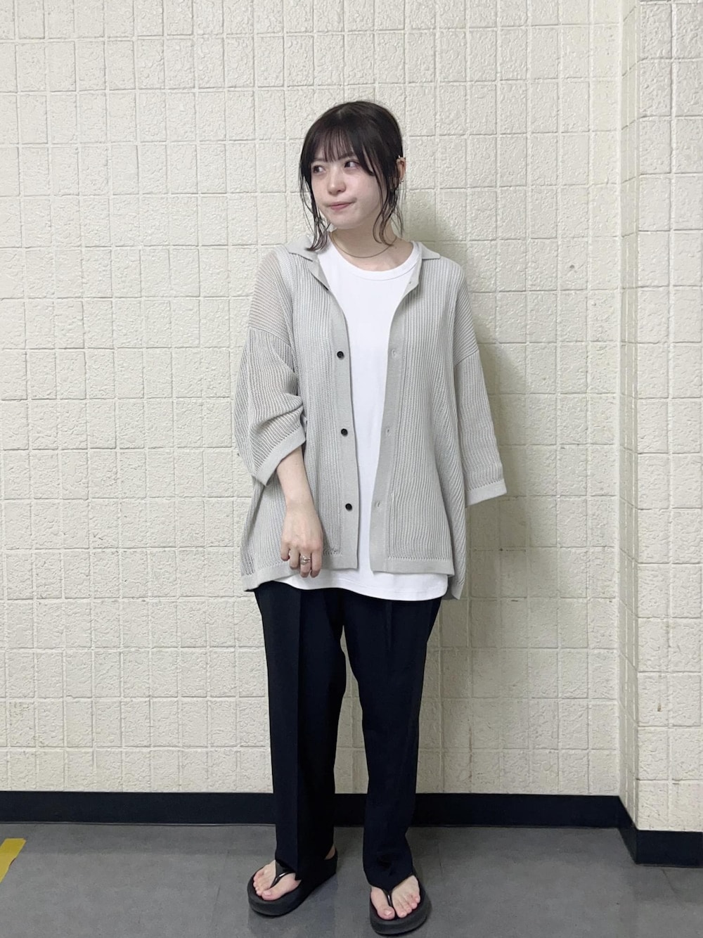 ホワイト系のタンクトップ、グレー系のシャツ/ブラウス、ブラック系のその他パンツを着用したレディースの夏コーディネートの1枚目の写真