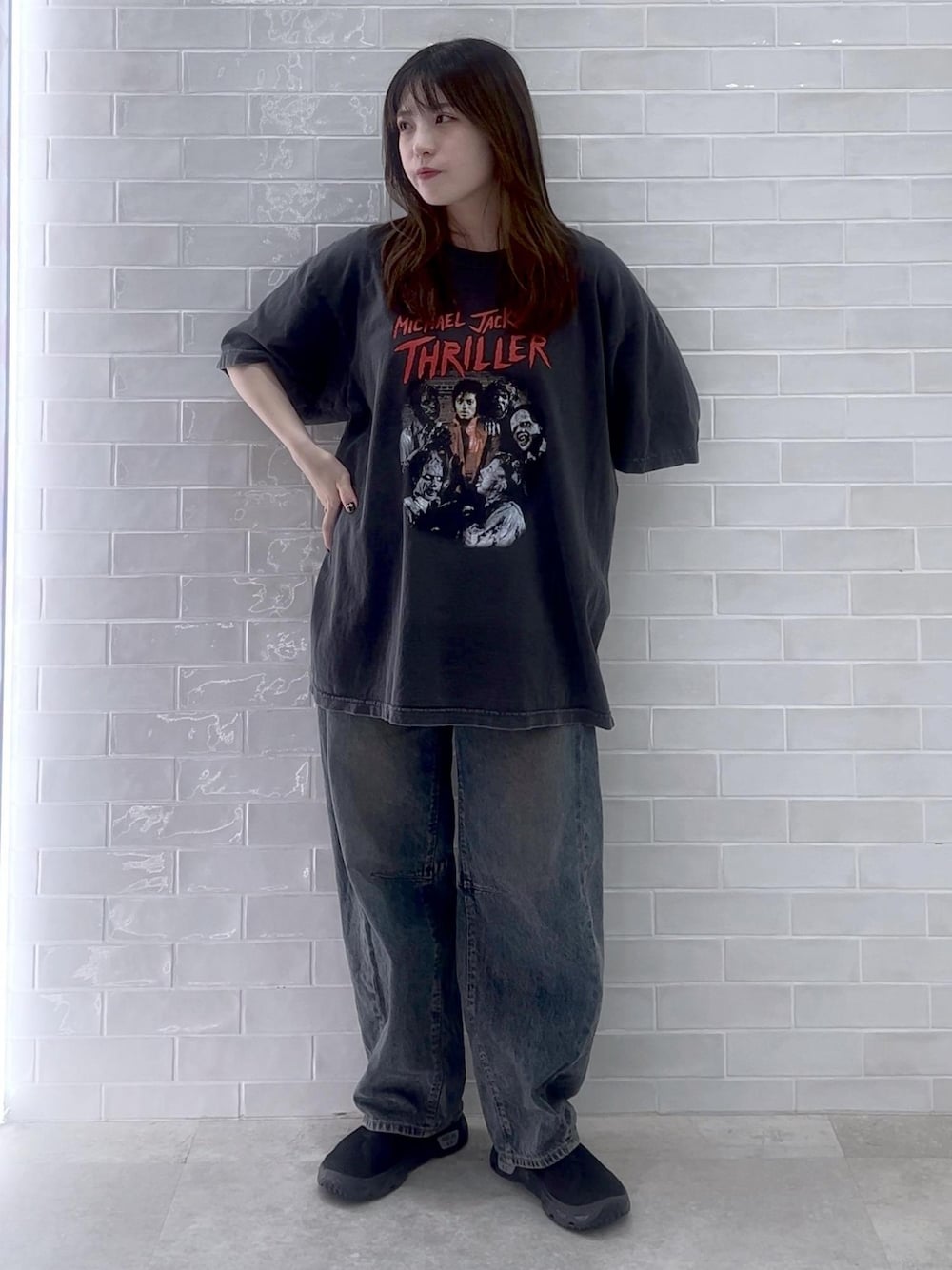「オーバーサイズ、バンT、古着、Tシャツ、初夏コーデ、夏コーデ、アウトドアコーデ、フェスコーデ、韓国ファッション、ヴィンテージ、ストリート、パンツスタイル、メンズライク」｜「re_k by JUNREDのMICHEAL JACKSON PHOTO TEE by GOOD ROCK SPEED（Tシャツ/カットソー、ブラック系）」を使った、NATSUさん（レディース・155cm）の夏コーディネートの1枚目の写真