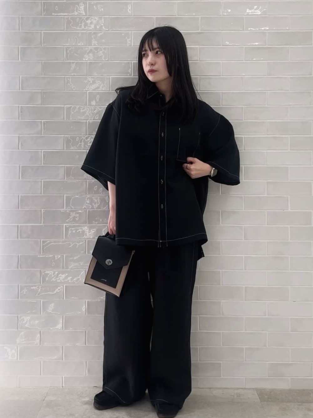 「セットアップ、オールブラック、ステッチ、ステッチシャツ、ステッチパンツ、メンズライク、オーバーサイズ、2024ss、夏コーデ、黒、バッグ、ショルダーバッグ、JUNRed、シャツ、ワイドパンツ」｜「JUNREDのミニショルダーバッグ（ショルダーバッグ、ベージュ系）」を使った、NATSUさん（レディース・155cm）の春コーディネートの1枚目の写真