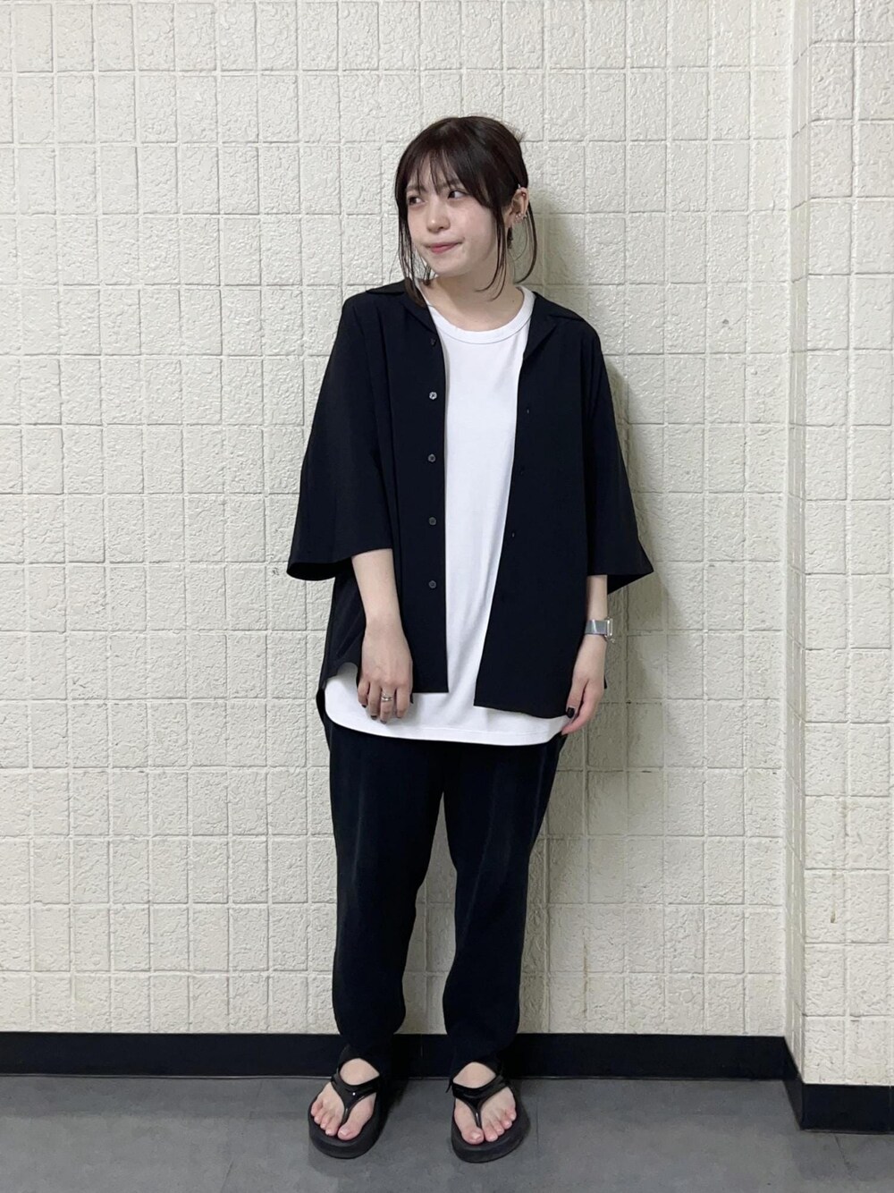 ホワイト系のタンクトップ、ブラック系のシャツ/ブラウスを着用したレディースの夏コーディネートの1枚目の写真