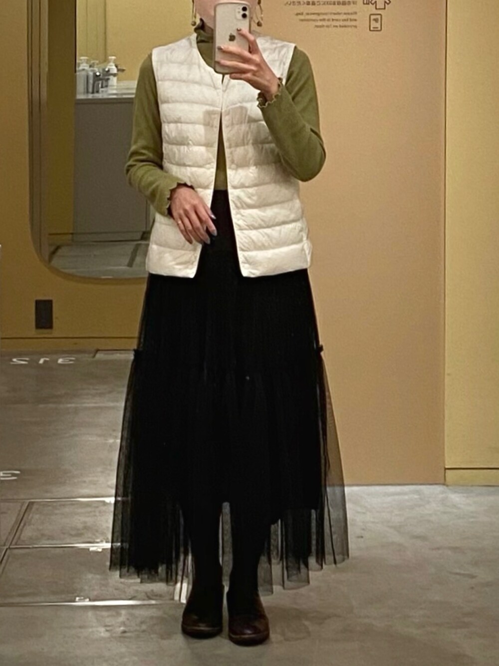 「シンプルスタイル、冬、キレイめカジュアル、冬のコーデ、UNIQLO、moment+、チュールスカート、ハイネック、ダウンベスト、美術館コーデ、グリーン、メロートップス、リブトップス、おしゃれさんと繋がりたい、お洒落好きな人と繋がりたい」｜「amelのスカート（スカート、ブラック系）」を使った、ma.さん（レディース・157cm）の冬コーディネートの1枚目の写真