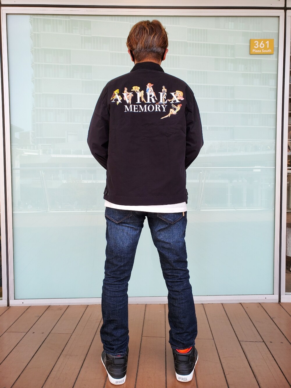 ブルー系のデニムパンツ、ブラック系のスニーカー、ブラック系のジャケット/アウターを着用したメンズの春コーディネートの2枚目の写真