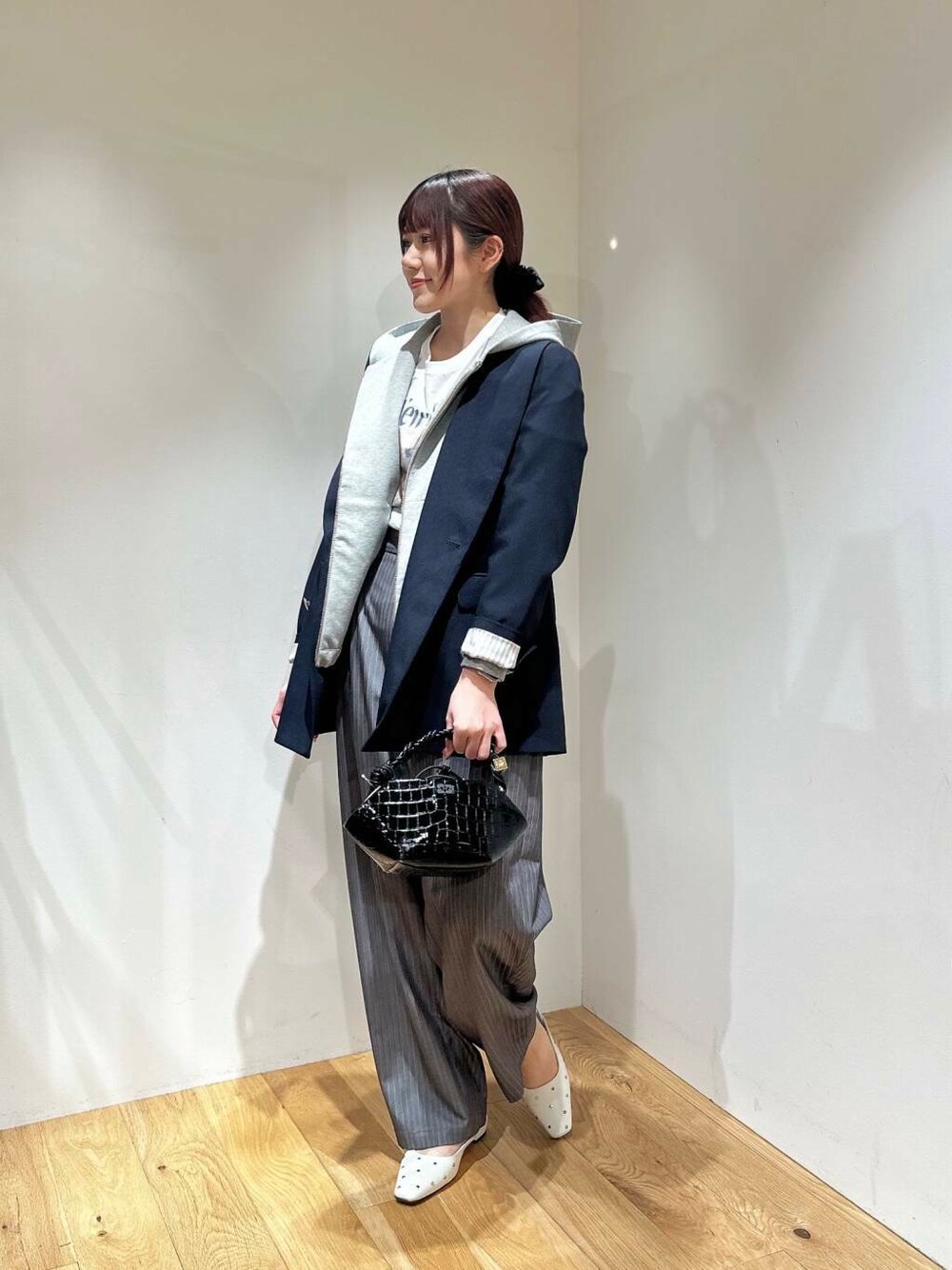 グレー系のブルゾン、ブルー系のその他アウター、ブラック系のショルダーバッグを着用したレディースの冬コーディネートの1枚目の写真