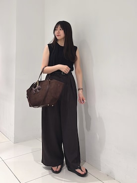 「SENSE OF PLACE by URBAN RESEARCH（センスオブプレイスバイアーバンリサーチ）のピンストライプルーズパンツ（その他パンツ、ブラウン系）」を使った、薫子さん（レディース・157cm）の夏コーディネート