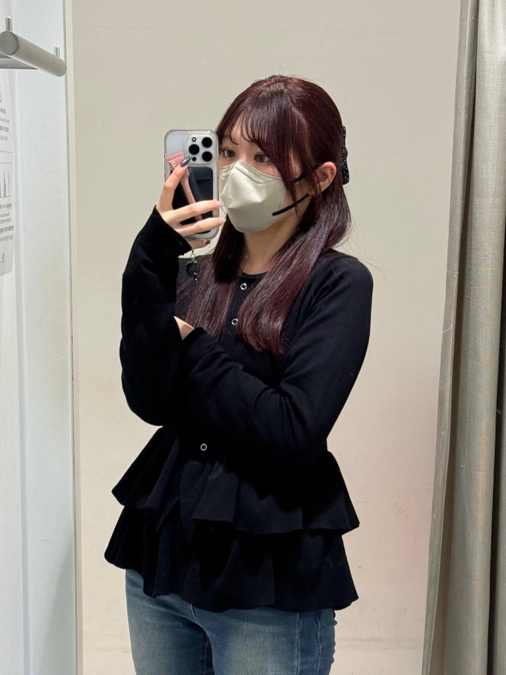 ブラック系のカーディガン/ボレロを着用したレディースの春コーディネートの1枚目の写真
