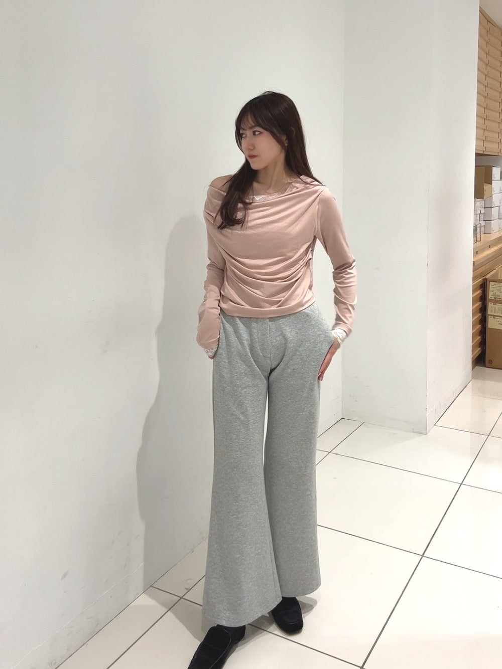 ピンク系のTシャツ/カットソー、グレー系のその他パンツを着用したレディースの秋コーディネートの1枚目の写真