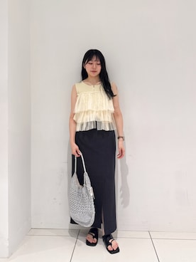 「SENSE OF PLACE by URBAN RESEARCH（センスオブプレイスバイアーバンリサーチ）の『洗濯可』ダブルジップフリルニットトップ（ニット/セーター、イエロー系）」を使った、薫子さん（レディース・157cm）の夏コーディネート