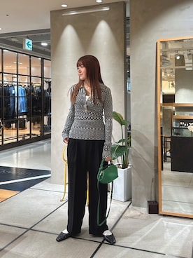 「アイテム（ハンドバッグ、グリーン系）」を使った、薫子さん（レディース・157cm）の秋コーディネート