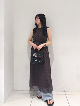「SENSE OF PLACE by URBAN RESEARCH（センスオブプレイスバイアーバンリサーチ）のチェックシアーナローワンピース（ワンピース、ブラウン系）」を使った、薫子さん（レディース・157cm）の夏コーディネート