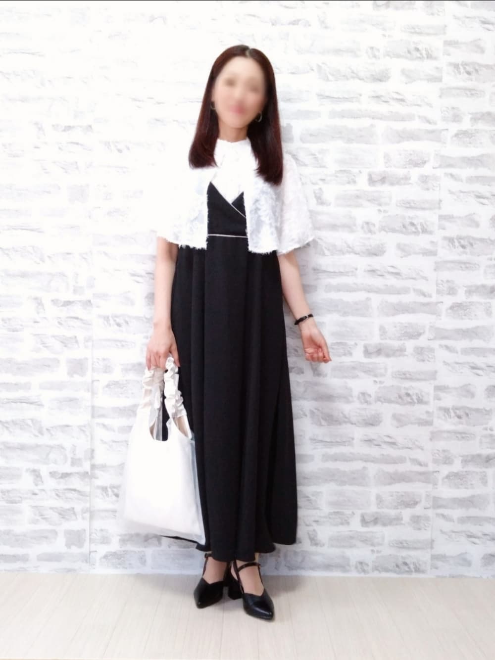 ホワイト系のシャツ/ブラウス、ブラック系のワンピース、ホワイト系のトートバッグを着用したレディースの夏コーディネートの1枚目の写真