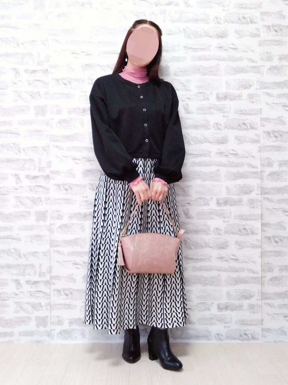 「休日コーデ、ootd、低身長女子、ニットスカート、キカガクガラ、柄スカート、カーディガン、パワーネット、ピンク×ブラック、大人女子、モノトーン、しまむら、しまむらコーデ、Avail」｜「Availの　パワーネットPO　　CHIP CLIP（トップス、ピンク系）」を使った、rinrisoraさん（レディース・152cm）の秋コーディネートの1枚目の写真