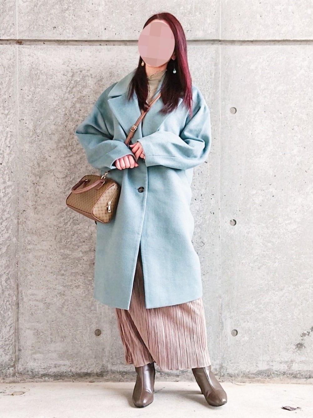 ベージュ系のカーディガン/ボレロ、グリーン系のTシャツ/カットソー、ブラウン系のスカートを着用したレディースの冬コーディネートの2枚目の写真