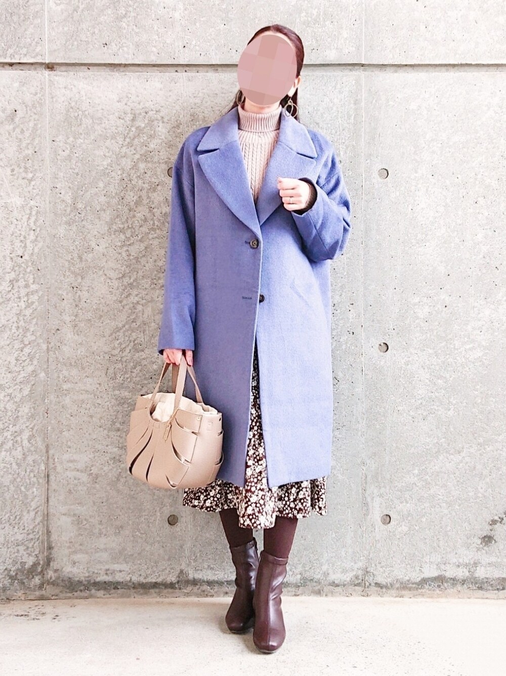 ベージュ系のバッグ、ベージュ系のニット/セーター、ブラウン系のスカートを着用したレディースの冬コーディネートの2枚目の写真