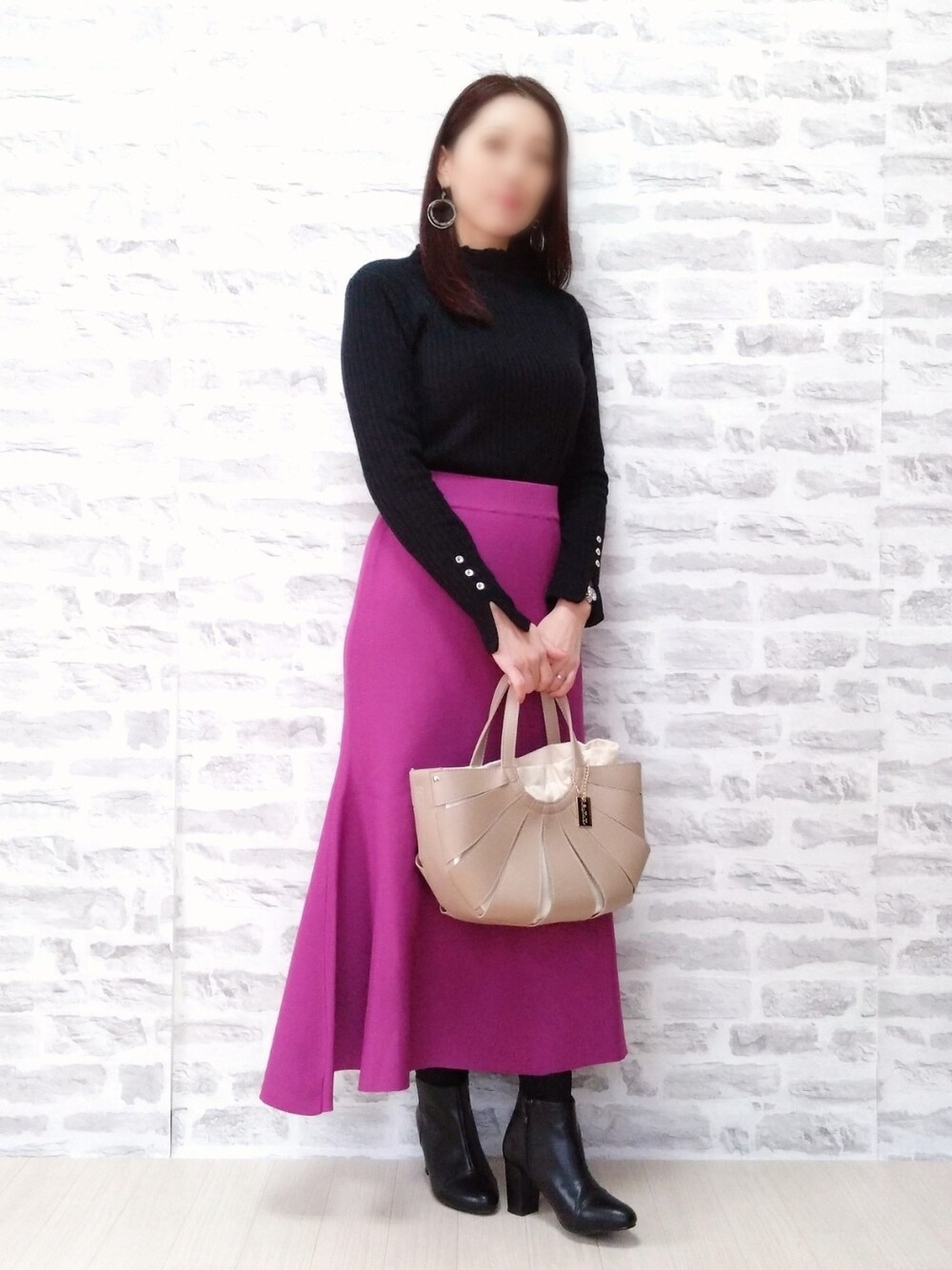 「オトナ女子、休日コーデ、プチプラ、オトナカワイイ、低身長、低身長女子、ootd、ビビットカラー、大人女子コーデ、キレイめ、ソフトフレアスカート、フレアスカート、しまむら、しまむらコーデ、OZOC」｜「しまむらのONメローNソデボタンPO　　CLOSSHI（トップス、ブラック系）」を使った、rinrisoraさん（レディース・152cm）の冬コーディネートの1枚目の写真