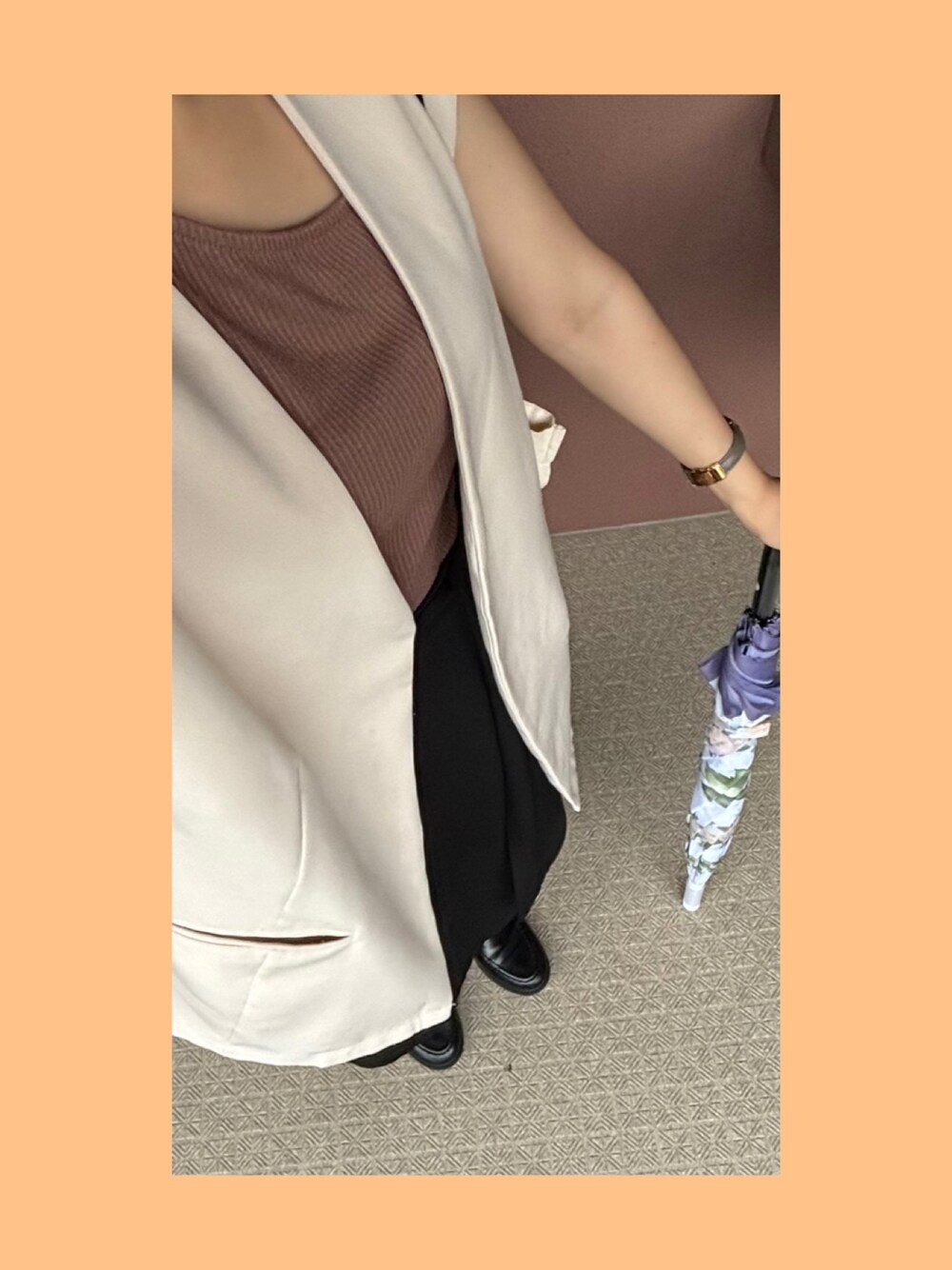 「LouereのノーカラーVネックベルト付きベスト（ベスト、ベージュ系）」を使った、sanaさん（レディース・153cm）の夏コーディネートの1枚目の写真