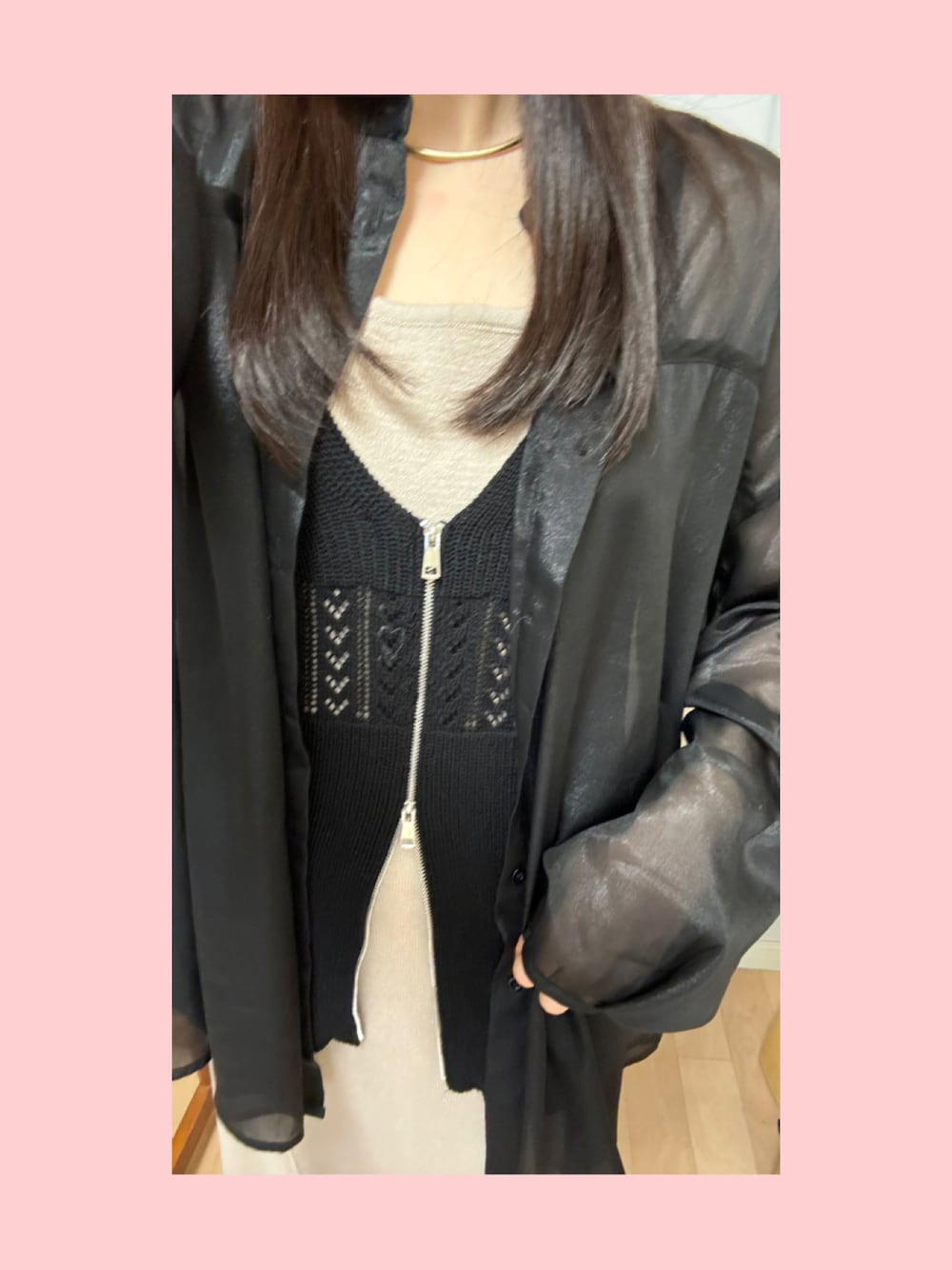 「レイヤードスタイル、おでかけコーデ、キレイめカジュアル、シアーシャツ、きれいめ淡色コーデ」｜「callautiaのビスチェデザインパフシアーシャツ（シャツ/ブラウス、ブラック系）」を使った、sanaさん（レディース・153cm）の春コーディネートの1枚目の写真