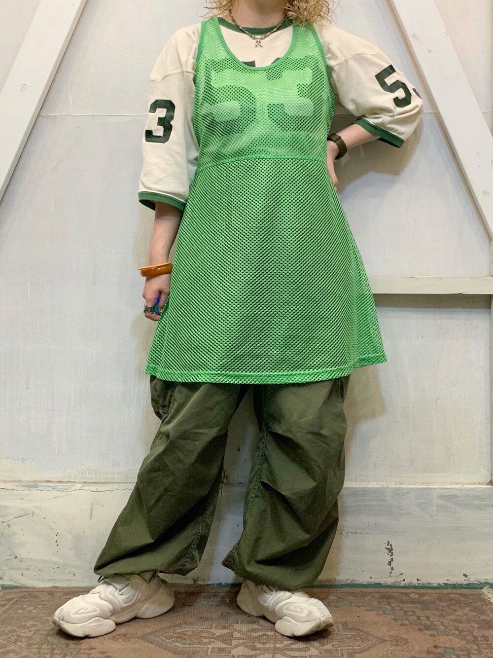 「ootd、今日のコーデ、夏コーデ、古着、古着MIX、古着コーデ、古着女子、Champion、フットボールTシャツ、メッシュタンク、アメリカ軍、M51、オーバーパンツ、軍パン、グリーンコーデ」｜「NIKEのアイテム（シューズ、ホワイト系）」を使った、ひなのさん（レディース・157cm）の夏コーディネートの1枚目の写真