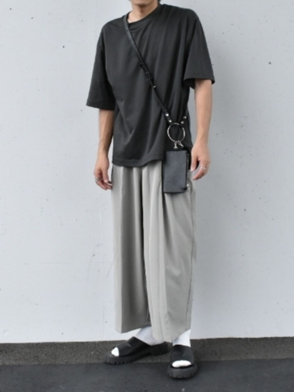「シンプル、ビックシルエット、ワイドパンツ、UNIQLO、くすみカラー」｜「UNIQLOのエアリズムオーバーサイズコットンTシャツ（Tシャツ/カットソー、その他）」を使った、kazuさん（メンズ・178cm）の秋コーディネートの1枚目の写真