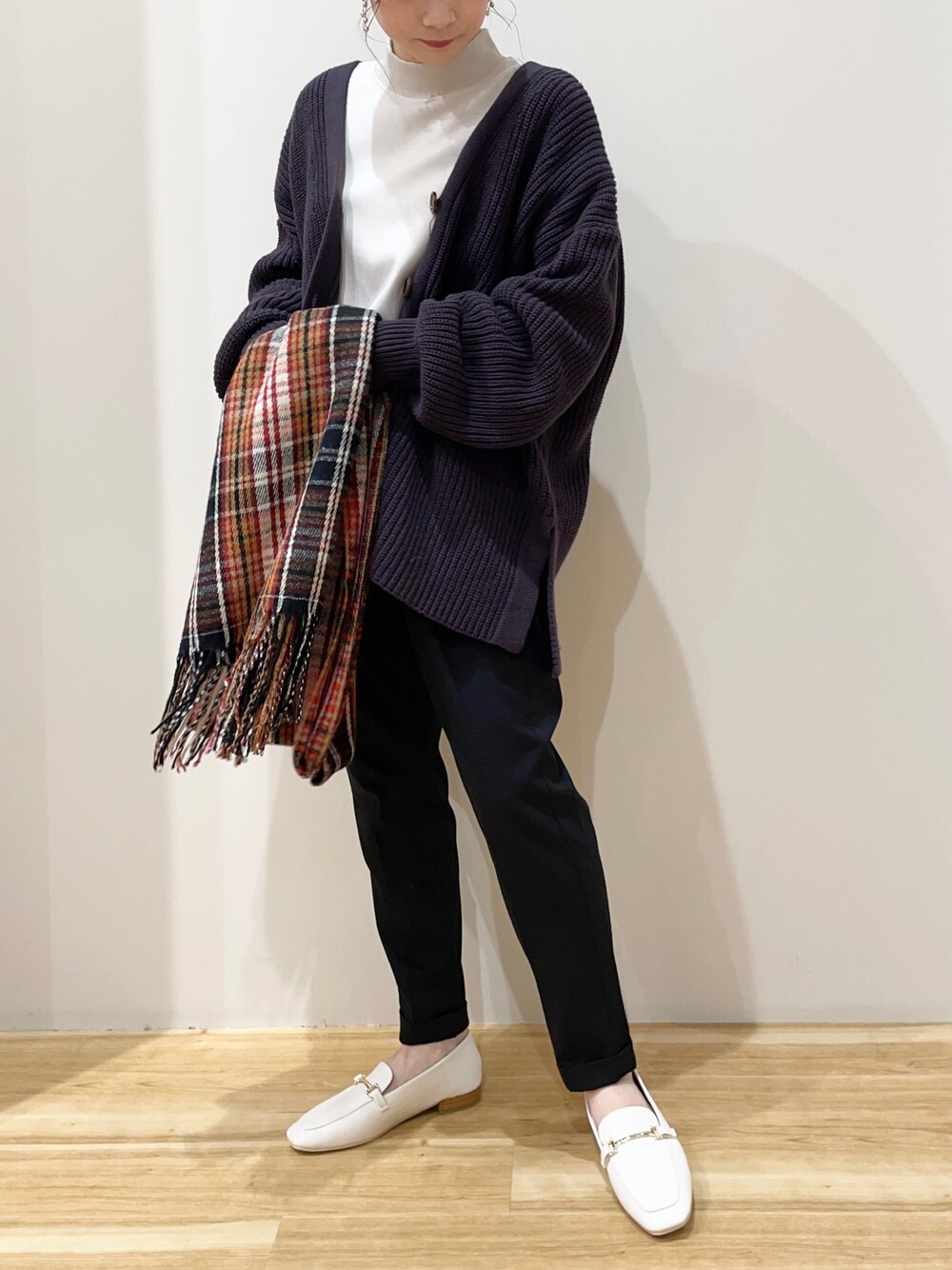 ホワイト系のTシャツ/カットソー、パープル系のカーディガン/ボレロ、ブラック系のその他パンツを着用したレディースの冬コーディネートの1枚目の写真