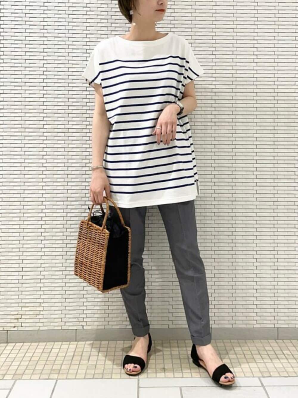 グレー系のその他パンツ、ベージュ系のサンダル、ブラウン系のかごバッグを着用したレディースの夏コーディネートの1枚目の写真