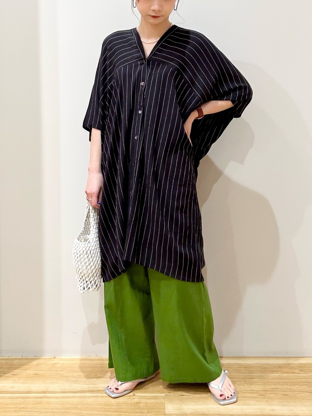 グレー系のシャツ/ブラウス、グリーン系のその他パンツ、シルバー系のサンダルを着用したレディースの春コーディネートの1枚目の写真