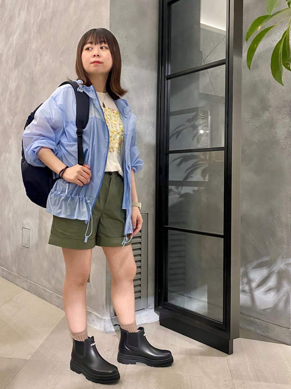 「ロゴT、パンツスタイル、おでかけコーデ、カジュアルコーデ、サックスブルー、ウィンドブレーカー、エーグル(AIGLE)、レインブーツ、レインシューズ、リバティ」｜「AIGLEのアイテム（ジャケット/アウター、ブルー系）」を使った、shokoさん（レディース・150cm）の夏コーディネートの1枚目の写真