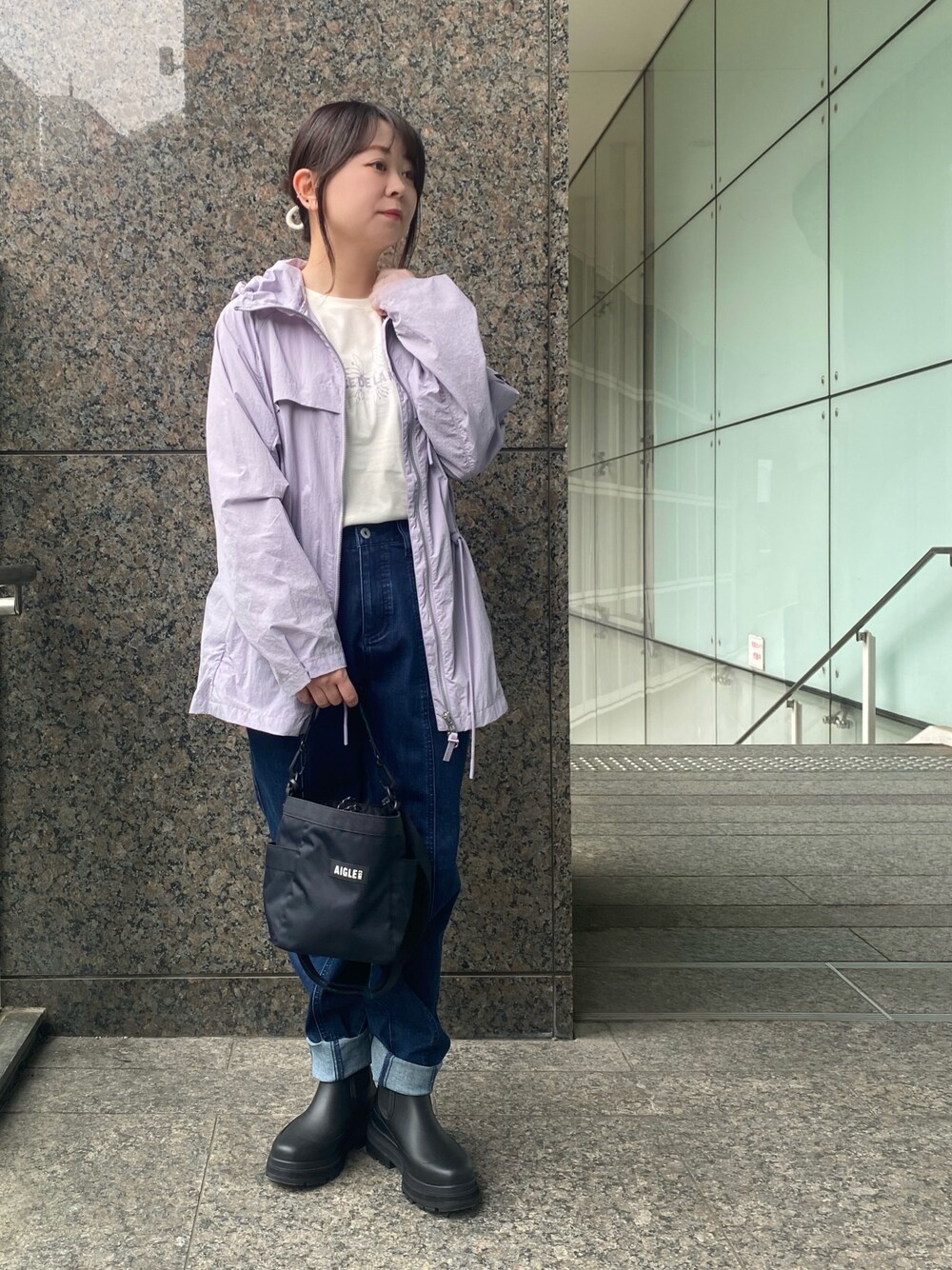 「春色、春服、デニムコーデ、デニム、ゆるコーデ、レインブーツ、撥水加工、ＵＶカット、ライトアウター」｜「AIGLEの撥水 ネイバーフッド ショルダーバッグ（ショルダーバッグ、ブラック系）」を使った、shokoさん（レディース・150cm）の春コーディネートの1枚目の写真