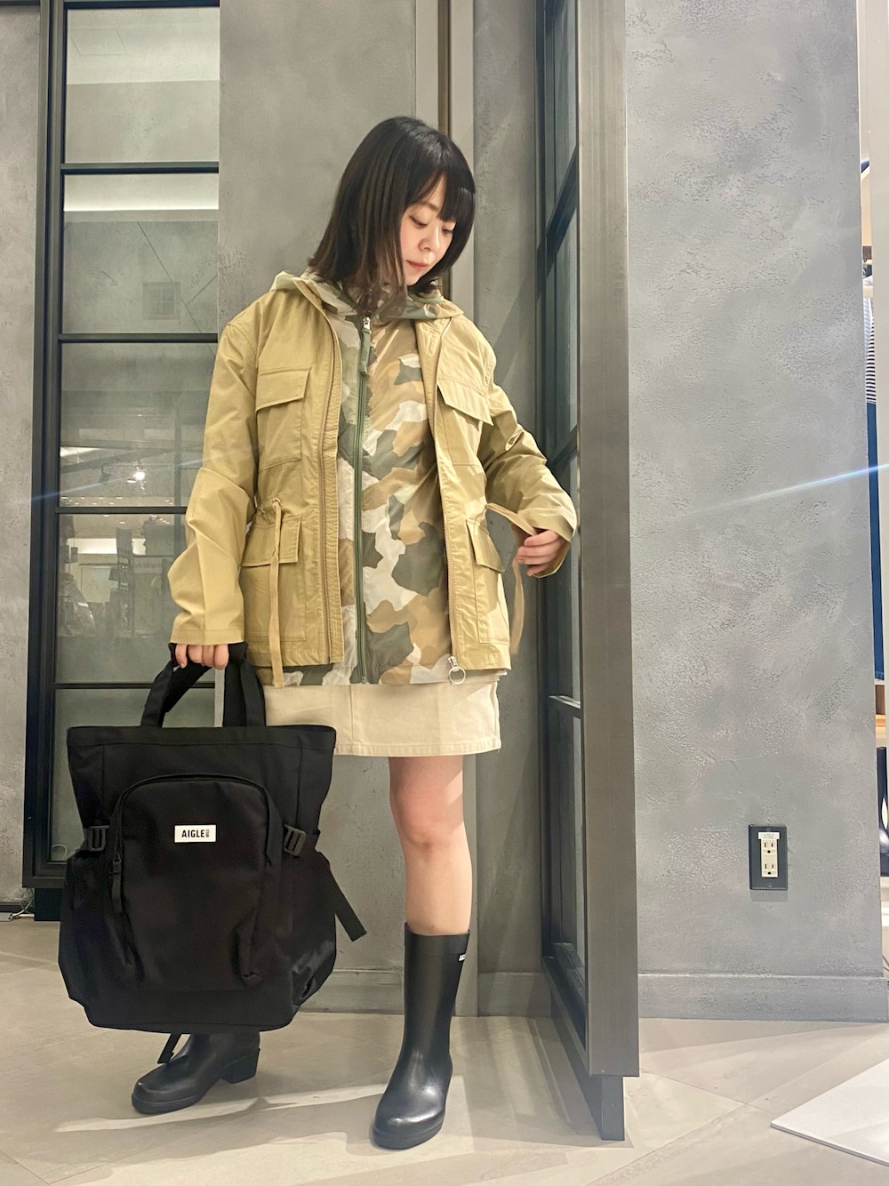 「春服コーデ、ベージュ、エーグル(AIGLE)、ラバーブーツ、長靴、サファリジャケット、カジュアルコーデ、撥水加工、低身長コーデ、スカート」｜「AIGLEの撥水 軽量 スタンドネック サファリジャケット（マウンテンパーカー、ベージュ系）」を使った、shokoさん（レディース・150cm）の春コーディネートの1枚目の写真