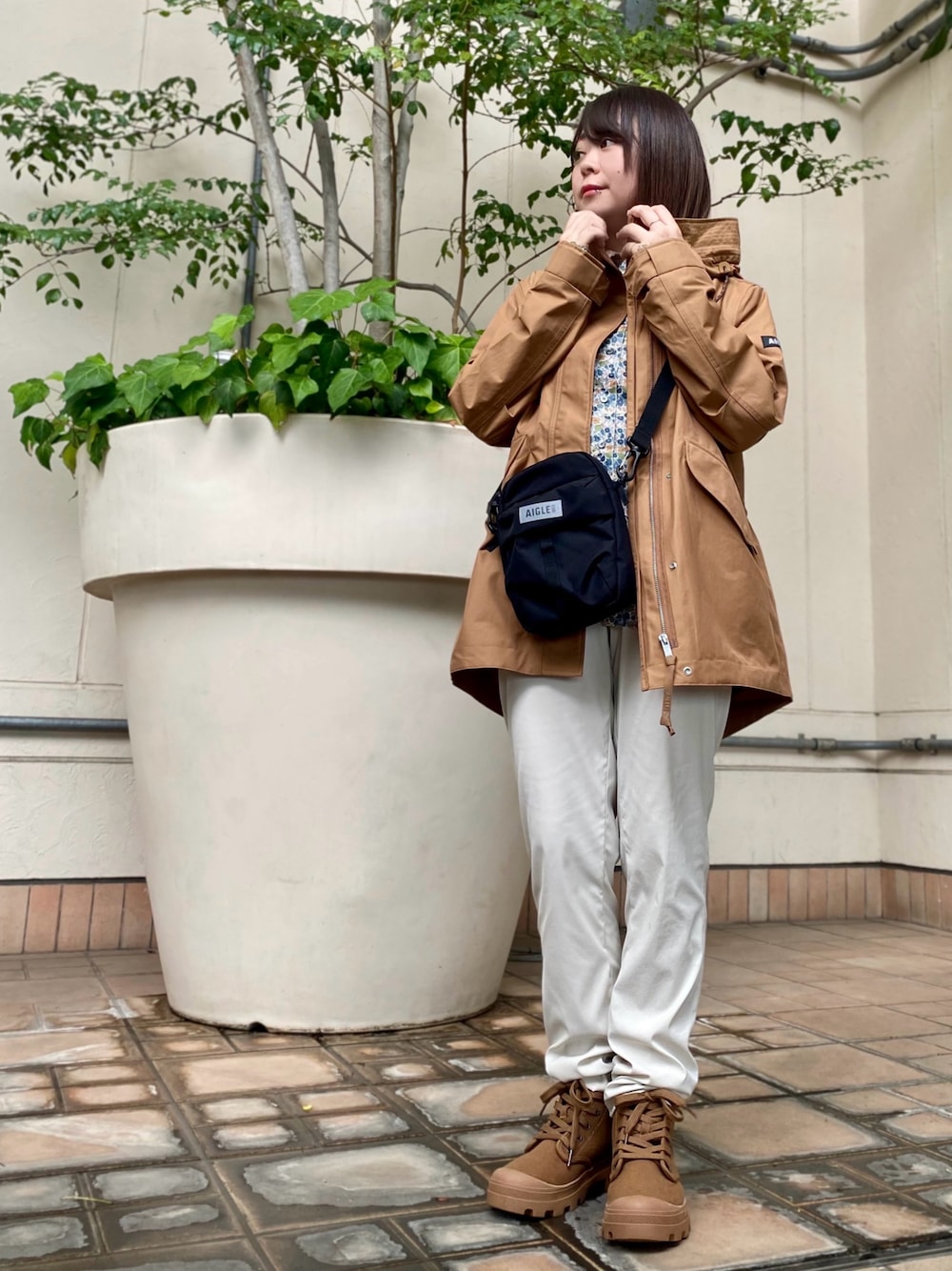 「ブラウン、秋服準備はじめました、シャツスタイル、秋冬コーデ、パンツスタイル、雨の日コーデ、エーグル(AIGLE)、防水」｜「AIGLEの透湿防水 フィッシュテールフーデッドジャケット / マウンテンパーカー（マウンテンパーカー、ブラウン系）」を使った、shokoさん（レディース・150cm）の秋コーディネートの1枚目の写真