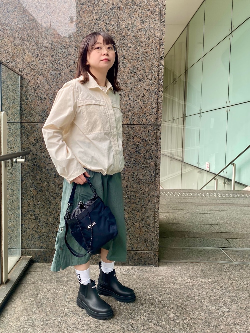 「春色、春服、シンプル、シャツコーデ、夏、カジュアルスタイル、シャツスタイル」｜「AIGLEの撥水ストラップスカート（スカート、グリーン系）」を使った、shokoさん（レディース・150cm）の春コーディネートの1枚目の写真