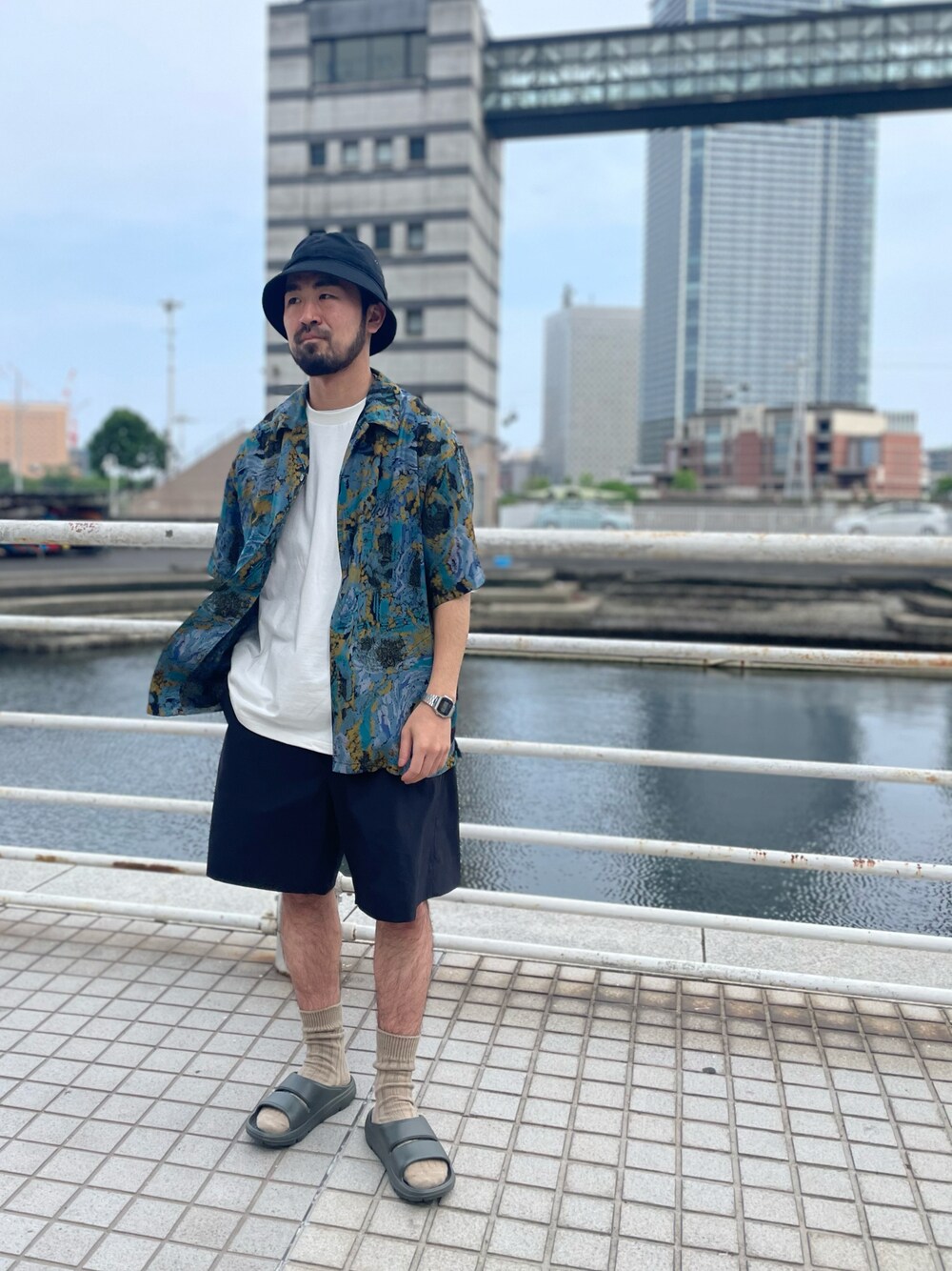 「jackandmarie、GORDON MILLER、jackmiller、Danner、アロハシャツ、みなとみらい」｜「GORDON MILLERのGORDON MILLER　デイジーチェーンバケットハット（ハット、ブラック系）」を使った、TKさん（メンズ・168cm）の春コーディネートの1枚目の写真