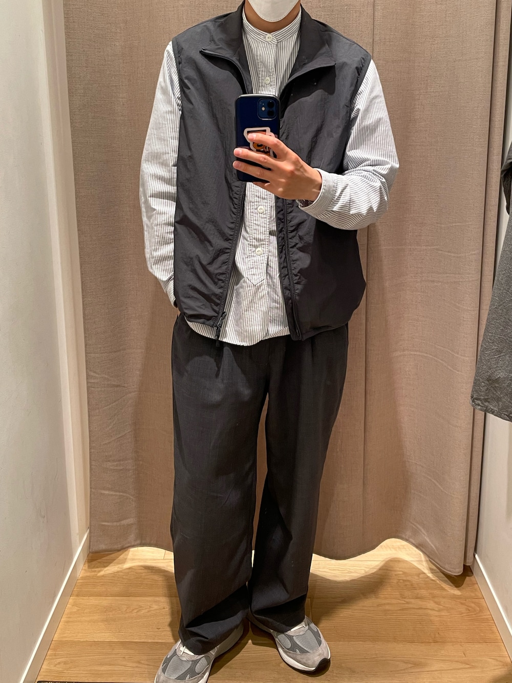 「スニーカーコーデ、newbalance993、Danton、DAIWAPIER39、ベスト、ベスト×シャツ、シャツスタイル、休日コーデ、ゆるコーデ、スラックス、グレー、フィッシングベスト、青、シンプル、シンプルコーデ」｜「GYMPHLEXのGymphlex | ウールトロピカル 2タックスラックス  SOLID MEN（スラックス、グレー系）」を使った、なかさん（メンズ・171cm）の春コーディネートの1枚目の写真