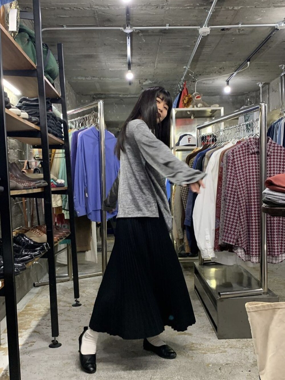 「peecan、Alexander McQueen、古着、くるりんっ、サラッ、ふわっ、髪の毛トゥルン、アサヒスーパードライ」｜「ramble danceのアイテム（シューズ、ブラック系）」を使った、mimichan さん（レディース・158cm）の春コーディネートの1枚目の写真